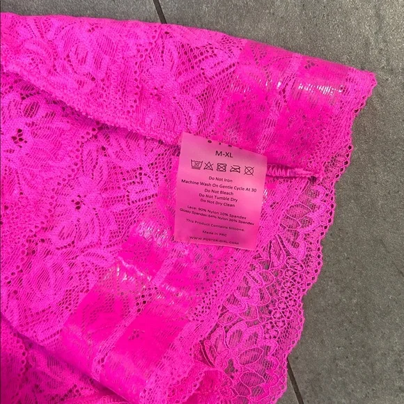 Poster Girl Ava Shorts in Harlot Pink - Picture 9 of 10